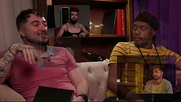 Negão e fortão me encheram de rola no glory hole e no sofá da festa