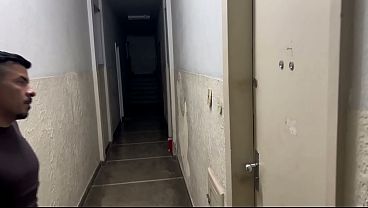 Femboy Bunda Grande Dando pro Entregador e Namorado Pega no Flagra e Participa | Sexo a 3 Gay Amador Leitada no Cu